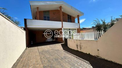 Casa com 3 Quartos à venda, 340m² no Tabajaras, Uberlândia - Foto 1