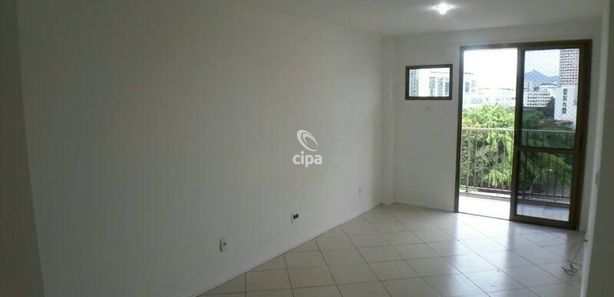 Quadra com nova pintura e - Clube Português de Niterói