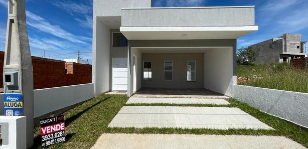 Fachada de casa térrea preta e cinza com pergolado e porta de entrada em  metal! - Decor Salteado