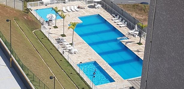 O condomínio oferece área de lazer com piscina, salão de festas