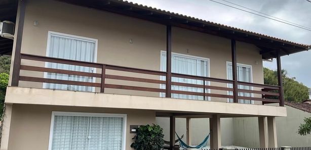 Sobrado de alto padrão com 3 quartos (1 suíte), ar condicionado, wifi,  churrasqueira - acomoda até 9 pessoas