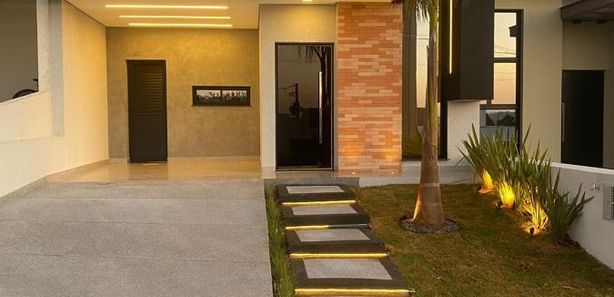 Fachada de casa contemporânea marrom e preta com metal e