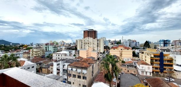 SANTA MARIA-RS. Avenida Rio Branco, vista do alto do Edifício Taperinha.  Foto: Luciélli Raminelli. #santamaria #riogrande…