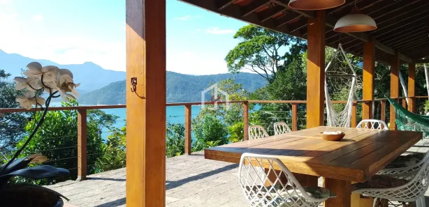 Casa de Condomínio com 3 Quartos para venda ou aluguel, 188m² no Praia Vermelha, Ubatuba