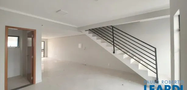 Sobrado com 3 Quartos à venda, 135m² no Jardim das Acácias, Poços de Caldas