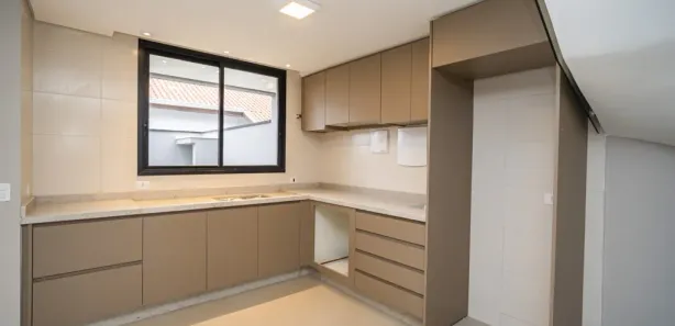 Sobrado com 3 Quartos para alugar, 167m² no Guabirotuba, Curitiba