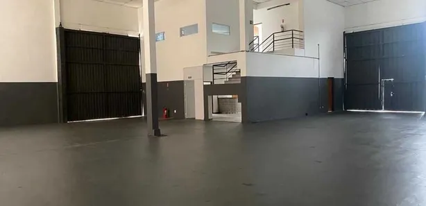Galpão / Depósito / Armazém à venda, 600m² no Jardim Lago Azul, Louveira