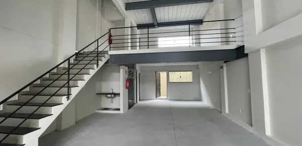 Loja / Salão / Ponto Comercial para alugar, 140m² no Casa de Pedra, Volta Redonda