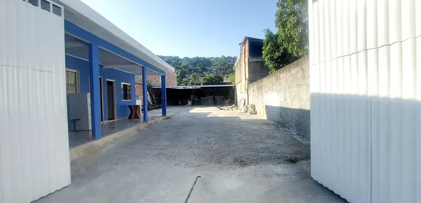 Galpão / Depósito / Armazém com 3 Quartos para venda ou aluguel, 390m² no Santa Terezinha, Mesquita