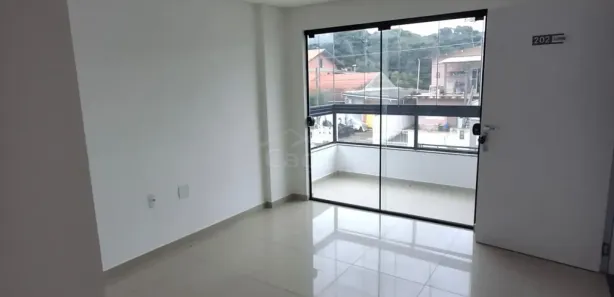 Apartamento com 2 Quartos para alugar, 61m² no Meia Praia, Navegantes