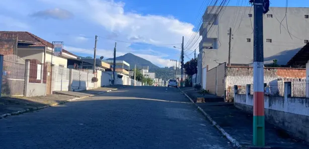 Conjunto Comercial / Sala para alugar, 35m² no Areias, Camboriú