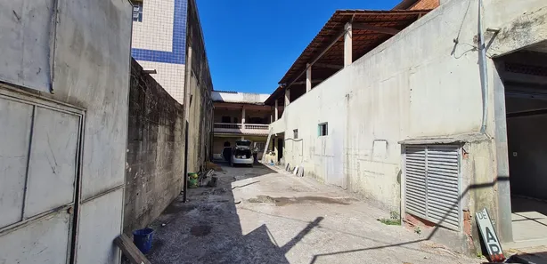 Galpão / Depósito / Armazém com 4 Quartos à venda, 600m² no BNH, Mesquita