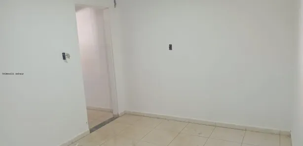 Casa com 2 Quartos para alugar, 80m² no Jardim Tropical, Londrina