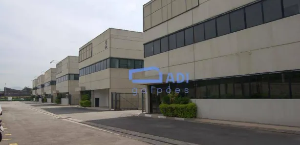 Galpão / Depósito / Armazém para alugar, 750m² no Quitaúna, Osasco