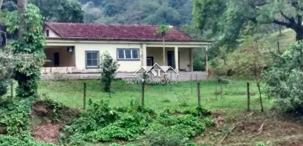 Fazenda / Sítio / Chácara com 3 Quartos à venda, 247m² no Mantiquira, Duque de Caxias