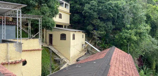Fazenda / Sítio / Chácara com 10 Quartos à venda, 2000m² no Santo Antônio, Duque de Caxias