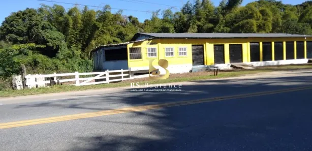 Fazenda / Sítio / Chácara com 3 Quartos à venda, 400m² no Papucaia, Cachoeiras de Macacu