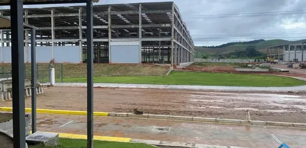 Galpão / Depósito / Armazém com 2 Quartos para alugar, 3600m² no Frexeiras, Escada