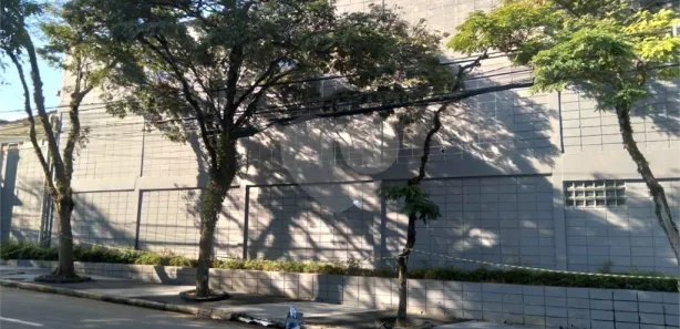 Galpão / Depósito / Armazém com 12 Quartos para venda ou aluguel, 2021m² no Jardim Iracema/Aldeia, Barueri