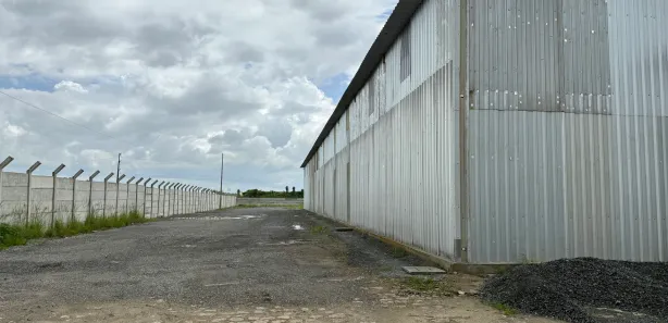 Galpão / Depósito / Armazém para alugar, 4000m² no Centro, Escada