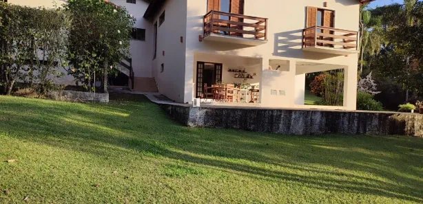 Fazenda / Sítio / Chácara com 3 Quartos à venda, 248m² no Chácaras Bartira, Embu das Artes