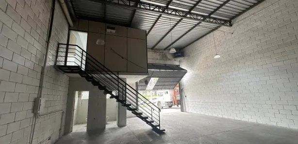 Galpão / Depósito / Armazém para alugar, 270m² no Jardim Baronesa, Taubaté