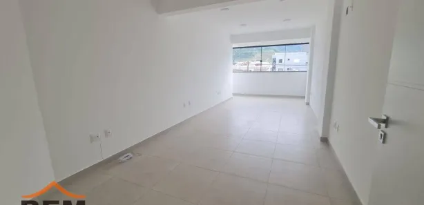 Conjunto Comercial / Sala para alugar, 32m² no Monte Alegre, Camboriú