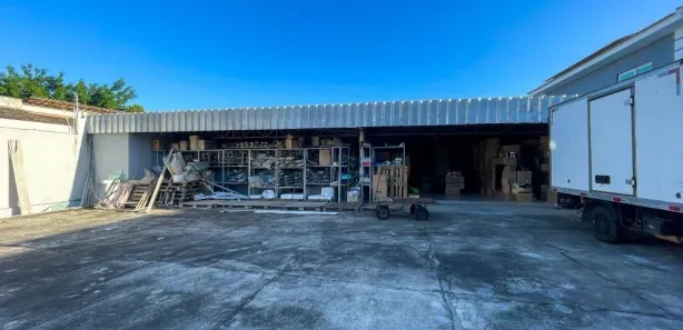 Galpão / Depósito / Armazém para alugar, 700m² no Candelária, Natal
