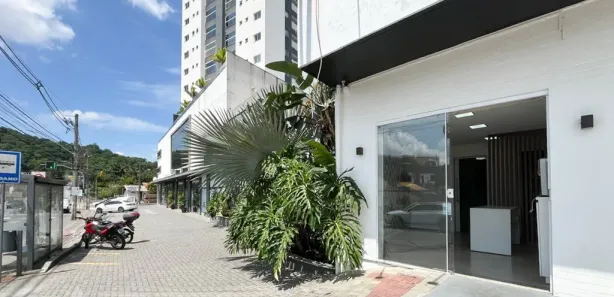 Conjunto Comercial / Sala para alugar, 65m² no Água Verde, Blumenau