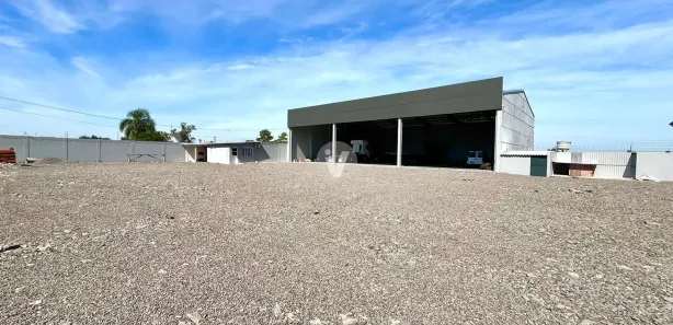 Galpão / Depósito / Armazém com 2 Quartos para venda ou aluguel, 500m² no Tomazetti, Santa Maria