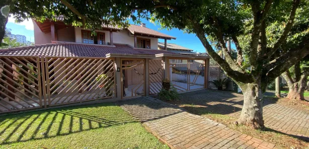 Casa com 4 Quartos para alugar, 253m² no Maria Goretti, Chapecó