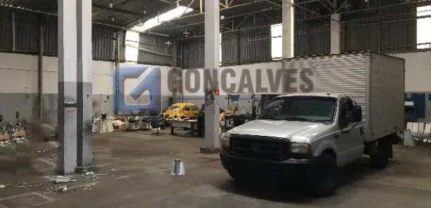 Galpão / Depósito / Armazém para alugar, 915m² no Piraporinha, Diadema