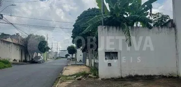Galpão / Depósito / Armazém à venda, 100m² no Lagoinha, Uberlândia