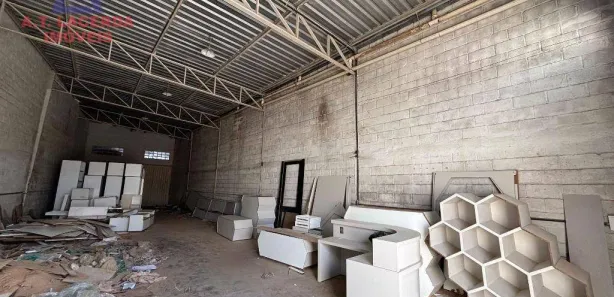 Galpão / Depósito / Armazém para venda ou aluguel, 200m² no Santo Expedito, Montes Claros