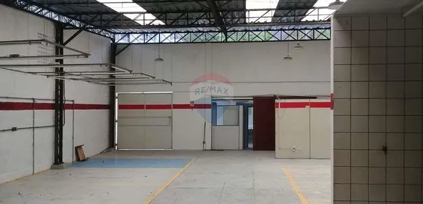 Galpão / Depósito / Armazém para alugar, 672m² no Coronel Veiga, Petrópolis