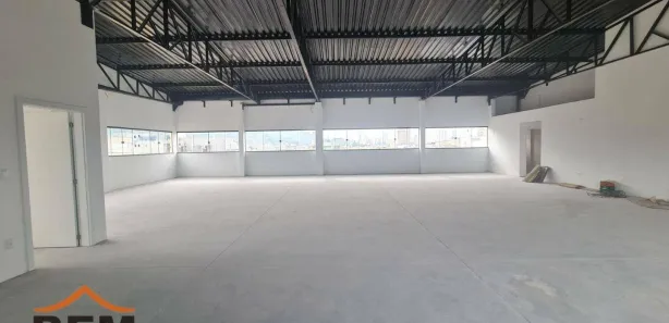 Conjunto Comercial / Sala para alugar, 270m² no Monte Alegre, Camboriú