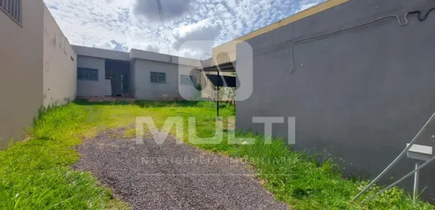 Loja / Salão / Ponto Comercial com 3 Quartos à venda, 115m² no Nossa Senhora Aparecida, Uberlândia