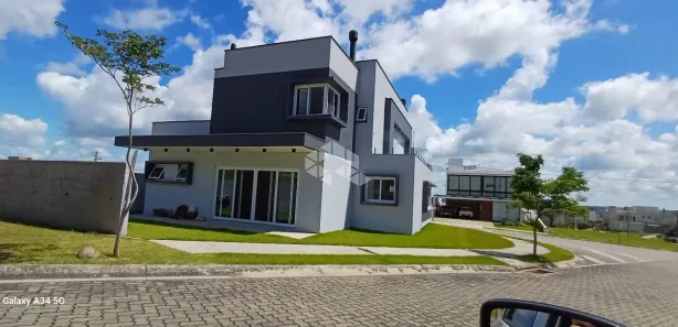 Casa de Condomínio com 3 Quartos à venda, 280m² no Tomazetti, Santa Maria