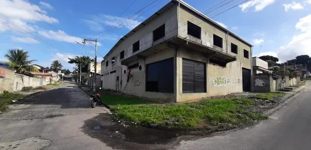 Galpão / Depósito / Armazém para alugar, 558m² no Laranjal, São Gonçalo