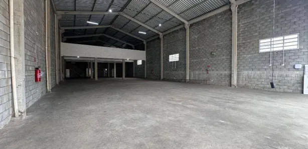 Galpão / Depósito / Armazém para alugar, 750m² no Parque São Vicente, São Vicente