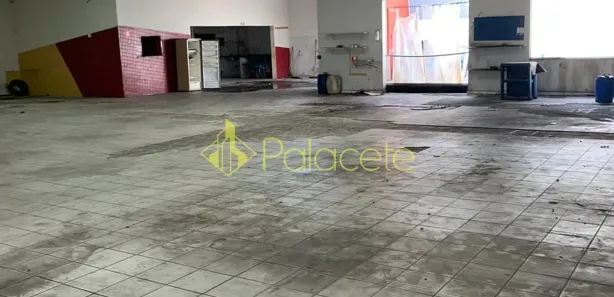 Galpão / Depósito / Armazém para venda ou aluguel, 734m² no Centro, Pindamonhangaba