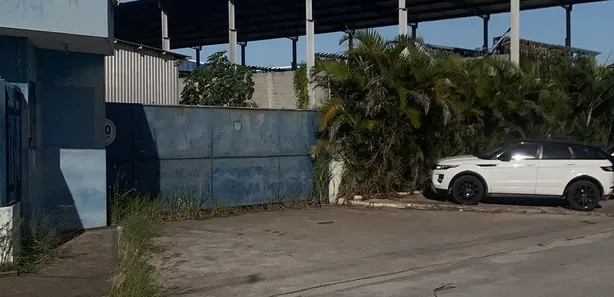 Galpão / Depósito / Armazém para venda ou aluguel, 3300m² no Imboassica, Macaé
