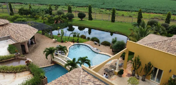 Sobrado com 4 Quartos à venda, 1200m² no , Hidrolândia