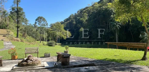 Fazenda / Sítio / Chácara com 3 Quartos à venda, 12m² no Centro, São Lourenço da Serra