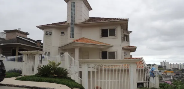 Casa com 4 Quartos para alugar, 336m² no Comerciário, Criciúma