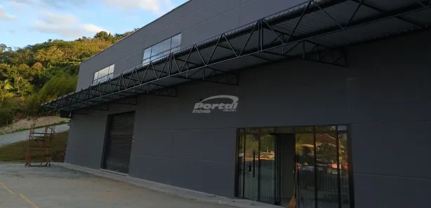 Conjunto Comercial / Sala para alugar, 240m² no Do Salto, Blumenau