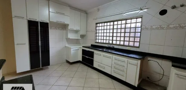 Casa com 4 Quartos para alugar, 227m² no Parque Residencial Jaguari, Americana