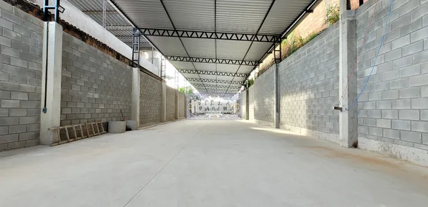 Galpão / Depósito / Armazém com 1 Quarto à venda, 650m² no Juscelino, Mesquita