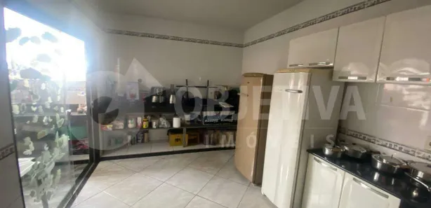 Galpão / Depósito / Armazém com 1 Quarto à venda, 230m² no Jardim Europa, Uberlândia