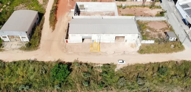 Galpão / Depósito / Armazém para venda ou aluguel, 720m² no Fernão Dias, Esmeraldas